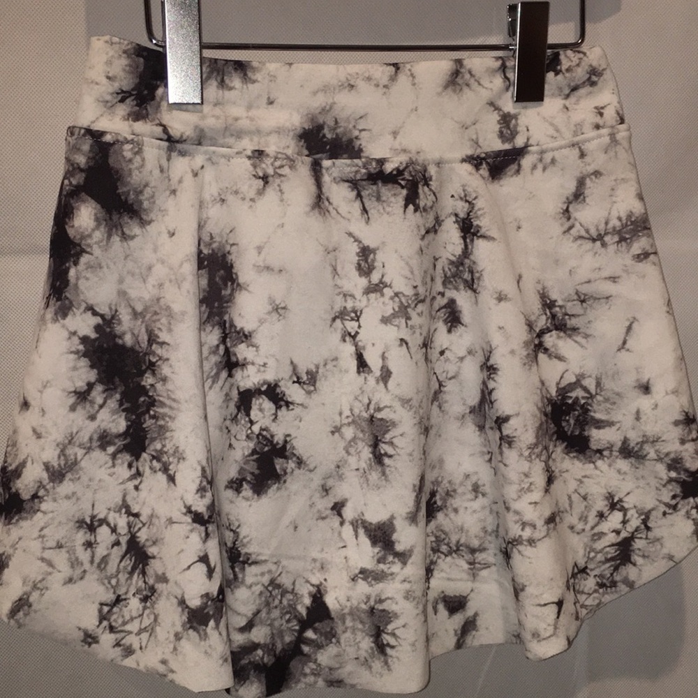 Shein Skort White and Black | Junior Size M